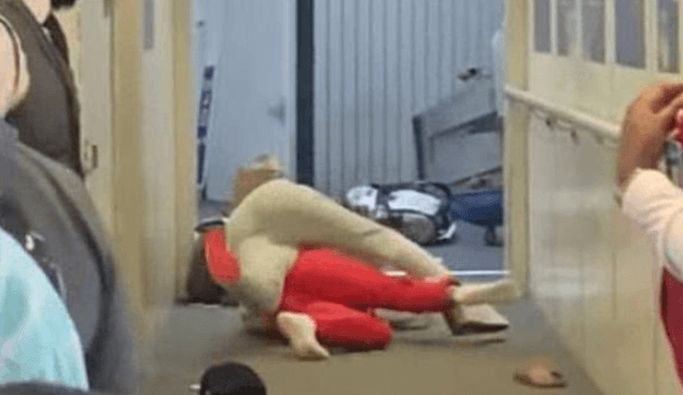 VIDEO: Shocking footage of two women fighting on jet bridge at LaGuardia Airport | Secret Flying VIDEO: Shocking footage of two women fighting on jet bridge at LaGuardia Airport | Secret Flying