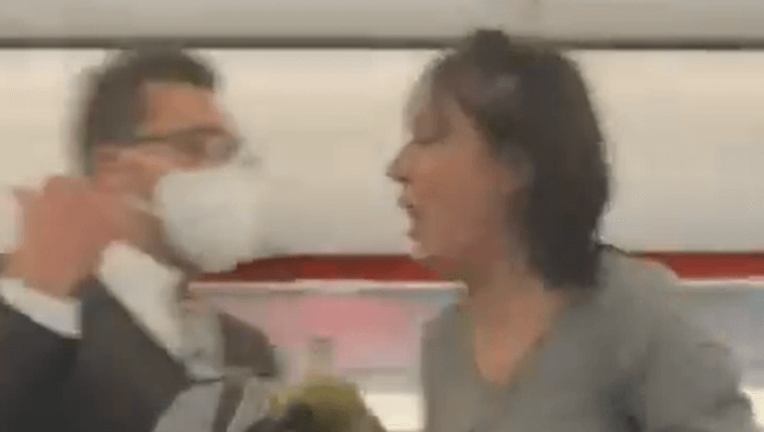 Scottish anti-masker arrested after screaming ‘everybody dies’ on easyJet flight and coughing on passengers | Secret Flying Scottish anti-masker arrested after screaming ‘everybody dies’ on easyJet flight and coughing on passengers | Secret Flying