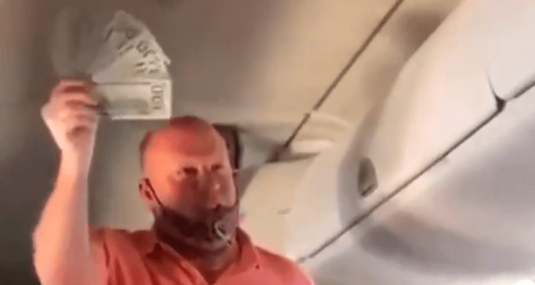 VIDEO: Man randomly hands out $100 bills to everyone on flight | Secret Flying