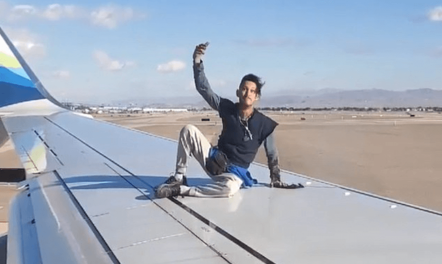 Las Vegas man arrested after climbing onto the wing of Alaska Airlines plane