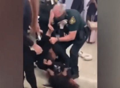 VIDEO: Two Chicago women who refused face masks physically attacked for causing everyone to deplane | Secret Flying