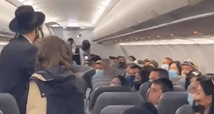 ‘This is Nazi Germany!!’ – Hasidic Jewish family of 22 kicked off Frontier plane for ‘refusing face masks’ | Secret Flying