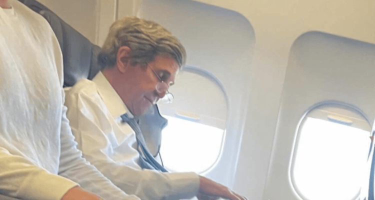 American Airlines to investigate why John Kerry was not wearing a mask | Secret Flying American Airlines to investigate why John Kerry was not wearing a mask | Secret Flying