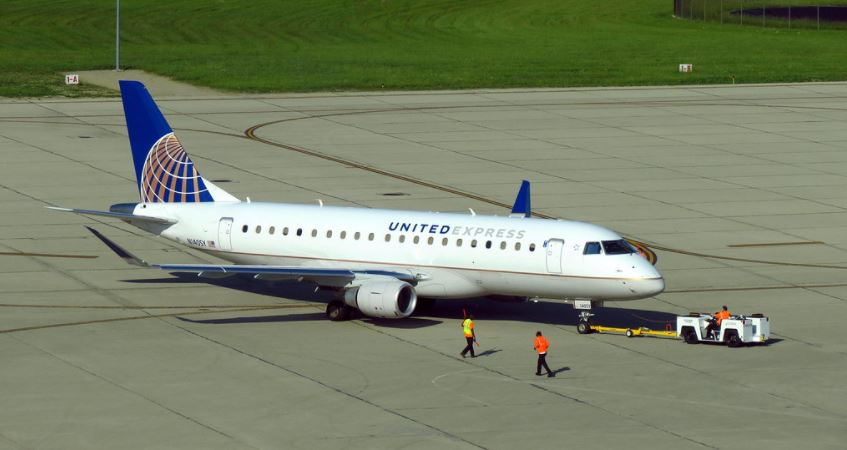 Man jumps out of moving United plane at LAX after trying to breach cockpit