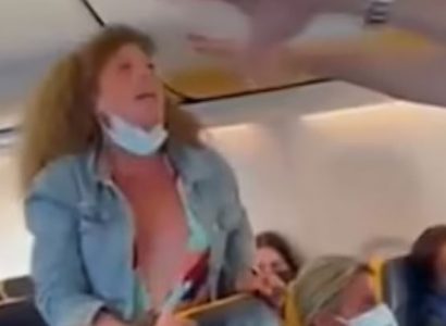 VIDEO: Woman attacks another female passenger over argument about facemasks on Ryanair flight | Secret Flying