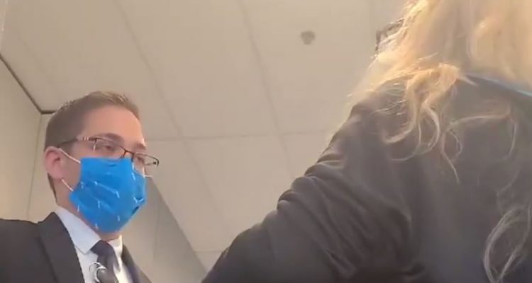 VIDEO: American Airlines manager kicks ‘foul-mouthed’ woman off flight before telling her to fly Spirit | Secret Flying