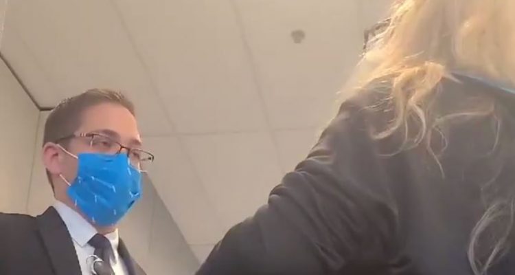 VIDEO: American Airlines manager kicks ‘foul-mouthed’ woman off flight before telling her to fly Spirit | Secret Flying VIDEO: American Airlines manager kicks ‘foul-mouthed’ woman off flight before telling her to fly Spirit | Secret Flying