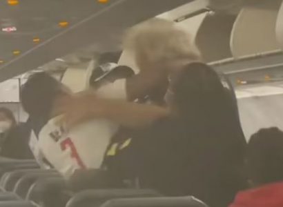 VIDEO: Fight breaks out on Frontier Airlines plane after man ‘took too long’ to retrieve luggage | Secret Flying