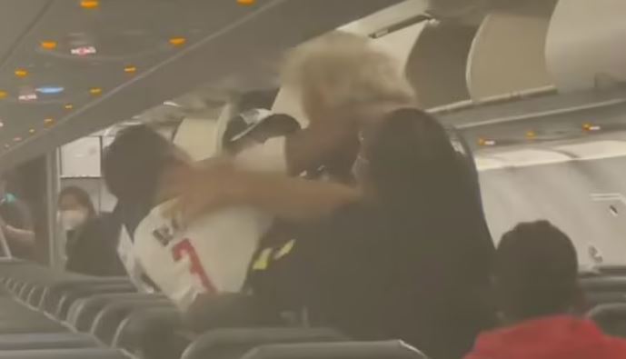VIDEO: Fight breaks out on Frontier Airlines plane after man ‘took too long’ to retrieve luggage | Secret Flying