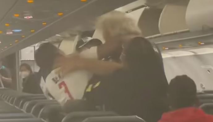 VIDEO: Fight breaks out on Frontier Airlines plane after man ‘took too long’ to retrieve luggage | Secret Flying VIDEO: Fight breaks out on Frontier Airlines plane after man ‘took too long’ to retrieve luggage | Secret Flying