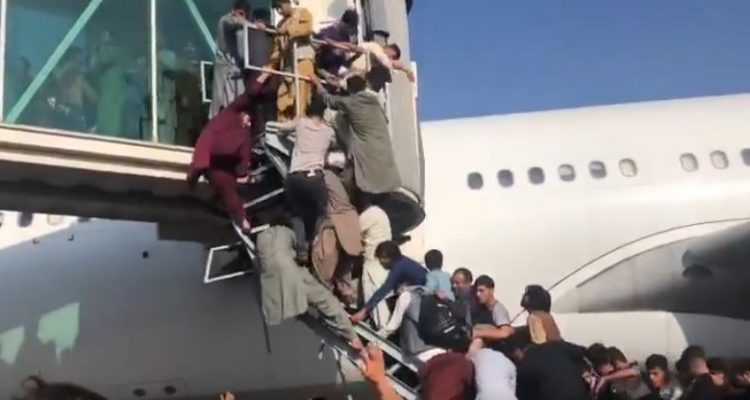 VIDEO: Chaos at Kabul Airport as Afghans climb on planes in attempt to flee the country | Secret Flying VIDEO: Chaos at Kabul Airport as Afghans climb on planes in attempt to flee the country | Secret Flying