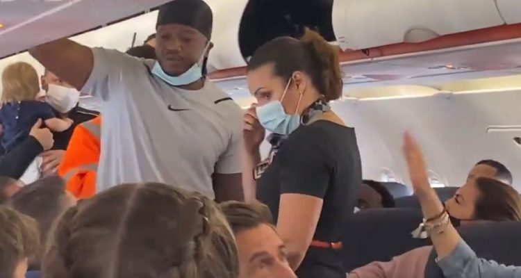 EasyJet passengers stage ‘mutiny’ to stop two black men from getting unfairly booted off | Secret Flying EasyJet passengers stage ‘mutiny’ to stop two black men from getting unfairly booted off | Secret Flying