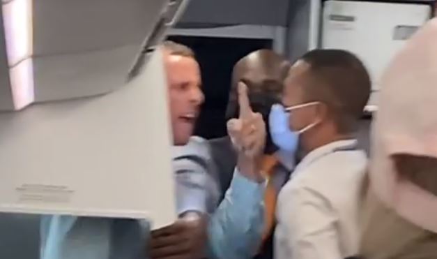 VIDEO: Couple argue with JetBlue staff over face masks before getting thrown off | Secret Flying VIDEO: Couple argue with JetBlue staff over face masks before getting thrown off | Secret Flying