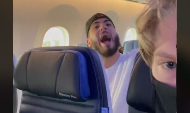 VIDEO: Maskless United passenger kicked off after ‘threatening to break someone’s neck’ | Secret Flying