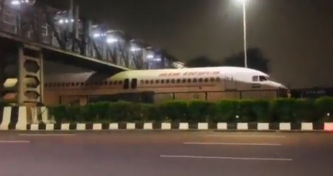 VIDEO: Air India plane stuck under highway bridge in Delhi | Secret Flying VIDEO: Air India plane stuck under highway bridge in Delhi | Secret Flying