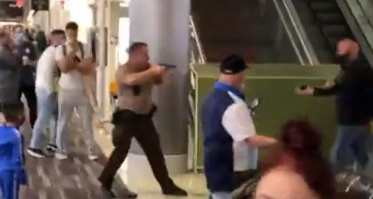 VIDEO: Shocking scenes at Miami Airport as officer brawls with passengers and pulls out gun | Secret Flying VIDEO: Shocking scenes at Miami Airport as officer brawls with passengers and pulls out gun | Secret Flying