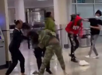 VIDEO: Brawl breaks out between Frontier passengers at Minneapolis airport | Secret Flying