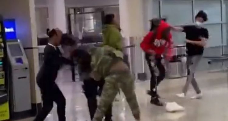 VIDEO: Brawl breaks out between Frontier passengers at Minneapolis airport | Secret Flying VIDEO: Brawl breaks out between Frontier passengers at Minneapolis airport | Secret Flying