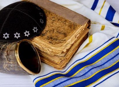 Jewish couple sue American for removing them after they refused to put bag containing prayer shawl on floor | Secret Flying