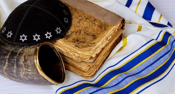 Jewish couple sue American for removing them after they refused to put bag containing prayer shawl on floor | Secret Flying Jewish couple sue American for removing them after they refused to put bag containing prayer shawl on floor | Secret Flying