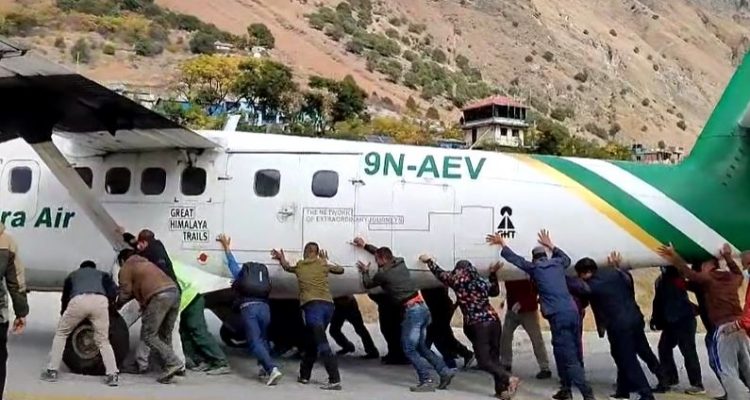 VIDEO: Passengers in Nepal push plane down runway after tire burst | Secret Flying VIDEO: Passengers in Nepal push plane down runway after tire burst | Secret Flying