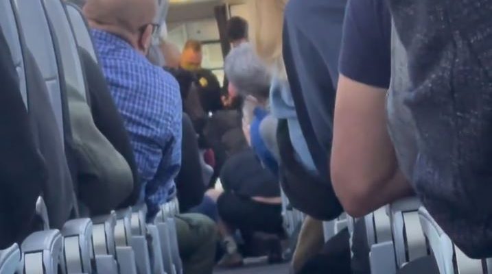 American flight attendant hits passenger over the head with coffee pot as he tries to open plane door | Secret Flying American flight attendant hits passenger over the head with coffee pot as he tries to open plane door | Secret Flying