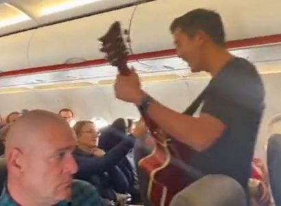 Internet divided over Christian sing-along on easyJet flight | Secret Flying