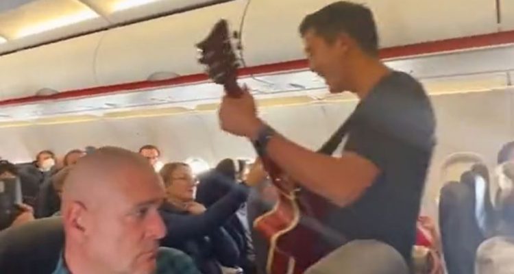 Internet divided over Christian sing-along on easyJet flight | Secret Flying Internet divided over Christian sing-along on easyJet flight | Secret Flying