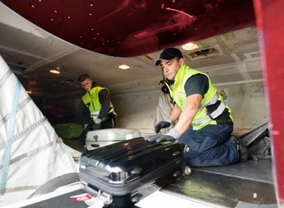 Qantas asks executives to work as baggage handlers to combat labour shortages | Secret Flying
