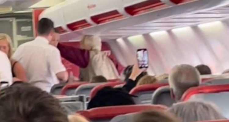 How can she slap? Elderly woman ‘urinates on several seats’ and slaps Jet2 flight attendant for taking her drink away | Secret Flying How can she slap? Elderly woman ‘urinates on several seats’ and slaps Jet2 flight attendant for taking her drink away | Secret Flying