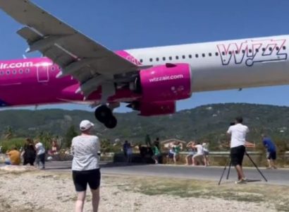 VIDEO: Wizz Air plane makes ‘lowest ever landing’ at Greek island airport | Secret Flying