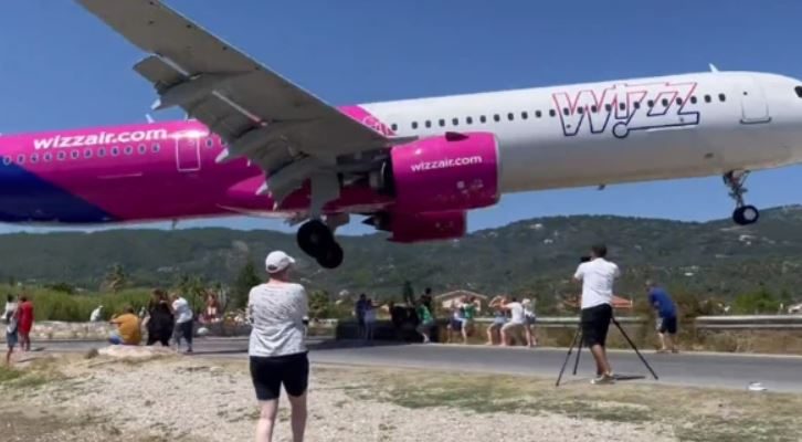 VIDEO: Wizz Air plane makes ‘lowest ever landing’ at Greek island airport | Secret Flying