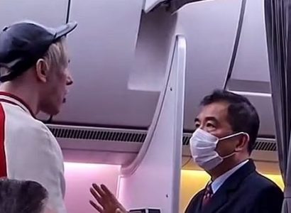 VIDEO: Man mocks flight attendant’s accent and threatens him for not being given water on Singapore Airlines flight | Secret Flying