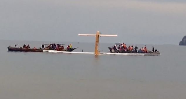 Video shows passengers standing on top of Tanzania plane after deadly crash | Secret Flying Video shows passengers standing on top of Tanzania plane after deadly crash | Secret Flying