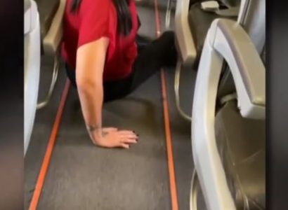 Jetstar passenger crawls off plane after allegedly being asked to pay for wheelchair | Secret Flying