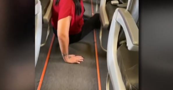 Jetstar passenger crawls off plane after allegedly being asked to pay for wheelchair | Secret Flying Jetstar passenger crawls off plane after allegedly being asked to pay for wheelchair | Secret Flying