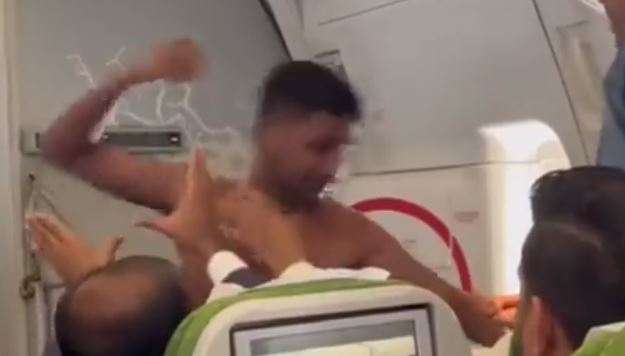 VIDEO: Shirtless man fights with passenger on Biman Bangladesh flight | Secret Flying VIDEO: Shirtless man fights with passenger on Biman Bangladesh flight | Secret Flying