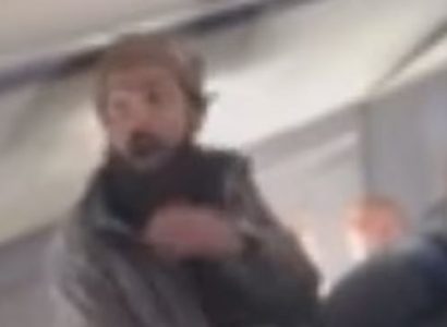 VIDEO: Massachusetts man arrested for stabbing United Airlines flight attendant | Secret Flying