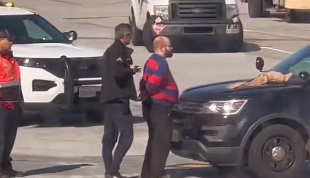 Passenger opens door on Delta plane, triggers emergency slide and jumps out | Secret Flying Passenger opens door on Delta plane, triggers emergency slide and jumps out | Secret Flying