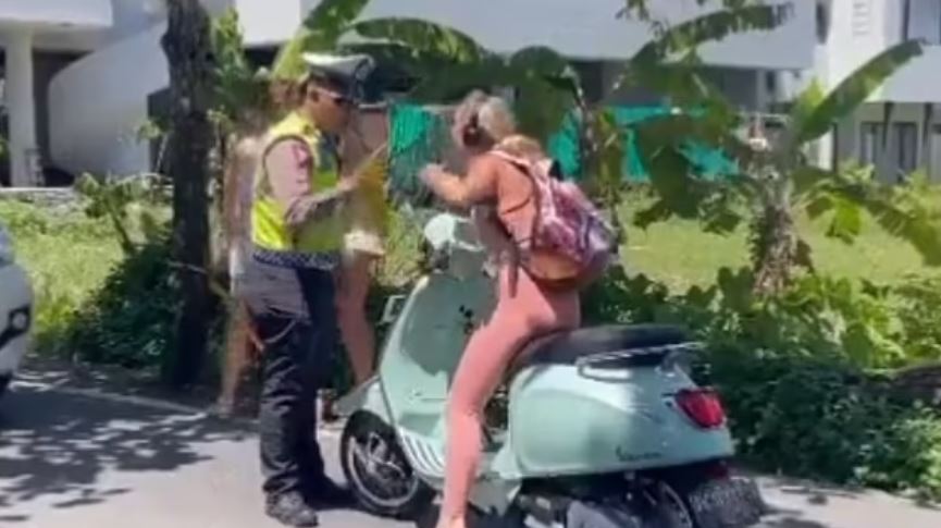 VIDEO: Aussie woman deported from Bali after clash with police for not wearing motorcycle helmet