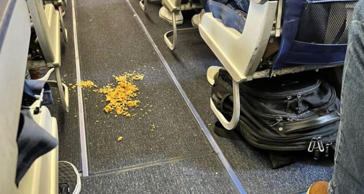 Southwest flight attendant refuses to let plane take off until passengers pick up rice off the floor | Secret Flying