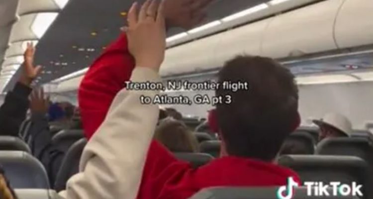 VIDEO: Passengers hold vote to kick unruly woman off Frontier flight | Secret Flying VIDEO: Passengers hold vote to kick unruly woman off Frontier flight | Secret Flying