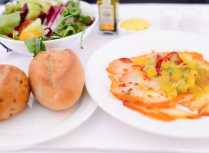United flight diverted after business class passenger throws tantrum over meal choice | Secret Flying