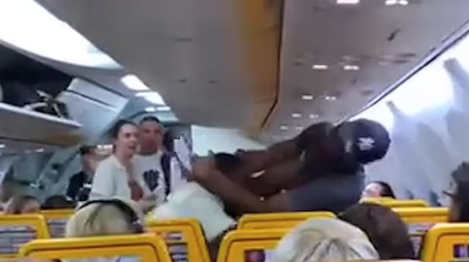VIDEO: Two men fight on Ryanair flight over window seat | Secret Flying VIDEO: Two men fight on Ryanair flight over window seat | Secret Flying