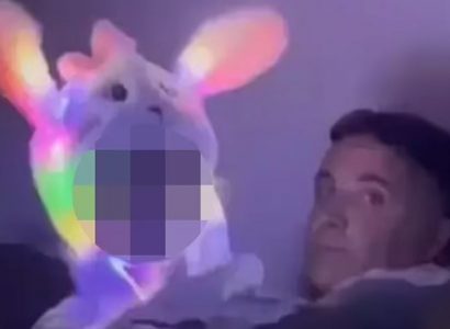 VIDEO: Parents slammed as ‘selfish’ after child’s flashing lights outfit ‘keeps everyone awake’ | Secret Flying