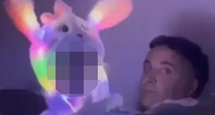 VIDEO: Parents slammed as ‘selfish’ after child’s flashing lights outfit ‘keeps everyone awake’ | Secret Flying VIDEO: Parents slammed as ‘selfish’ after child’s flashing lights outfit ‘keeps everyone awake’ | Secret Flying