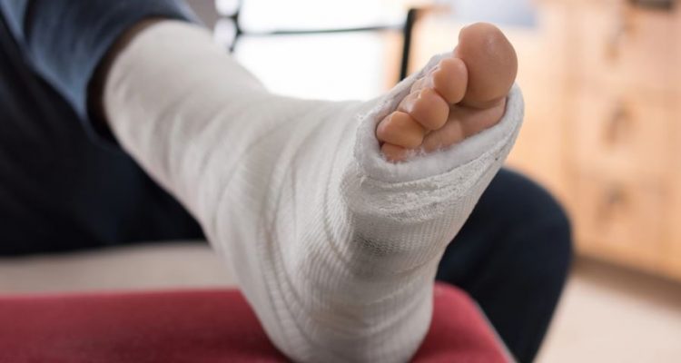 American passenger sues airline claiming he broke his ankle while letting someone go to the bathroom | Secret Flying American passenger sues airline claiming he broke his ankle while letting someone go to the bathroom | Secret Flying