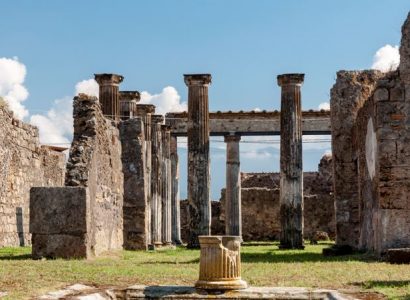 British tourist defaces ancient Pompeii wall | Secret Flying