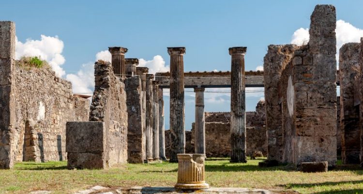 British tourist defaces ancient Pompeii wall | Secret Flying British tourist defaces ancient Pompeii wall | Secret Flying