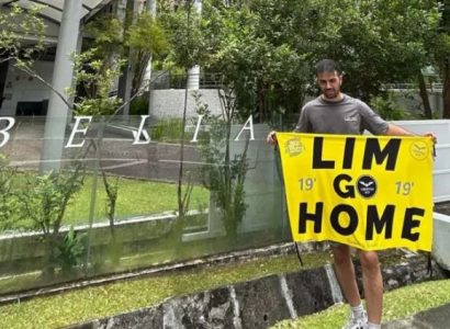 Spanish honeymooners detained in Singapore for football protest | Secret Flying